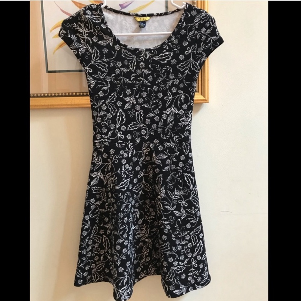 Prince & Fox Womens Fit & Flare Skater Dress Size S Black White Floral Stretch